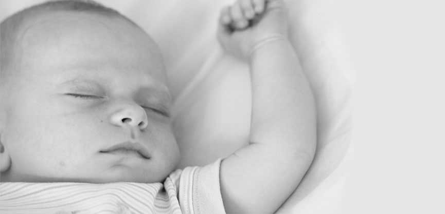 Pregnant woman using drugs, risking addiction in newborns at birth.